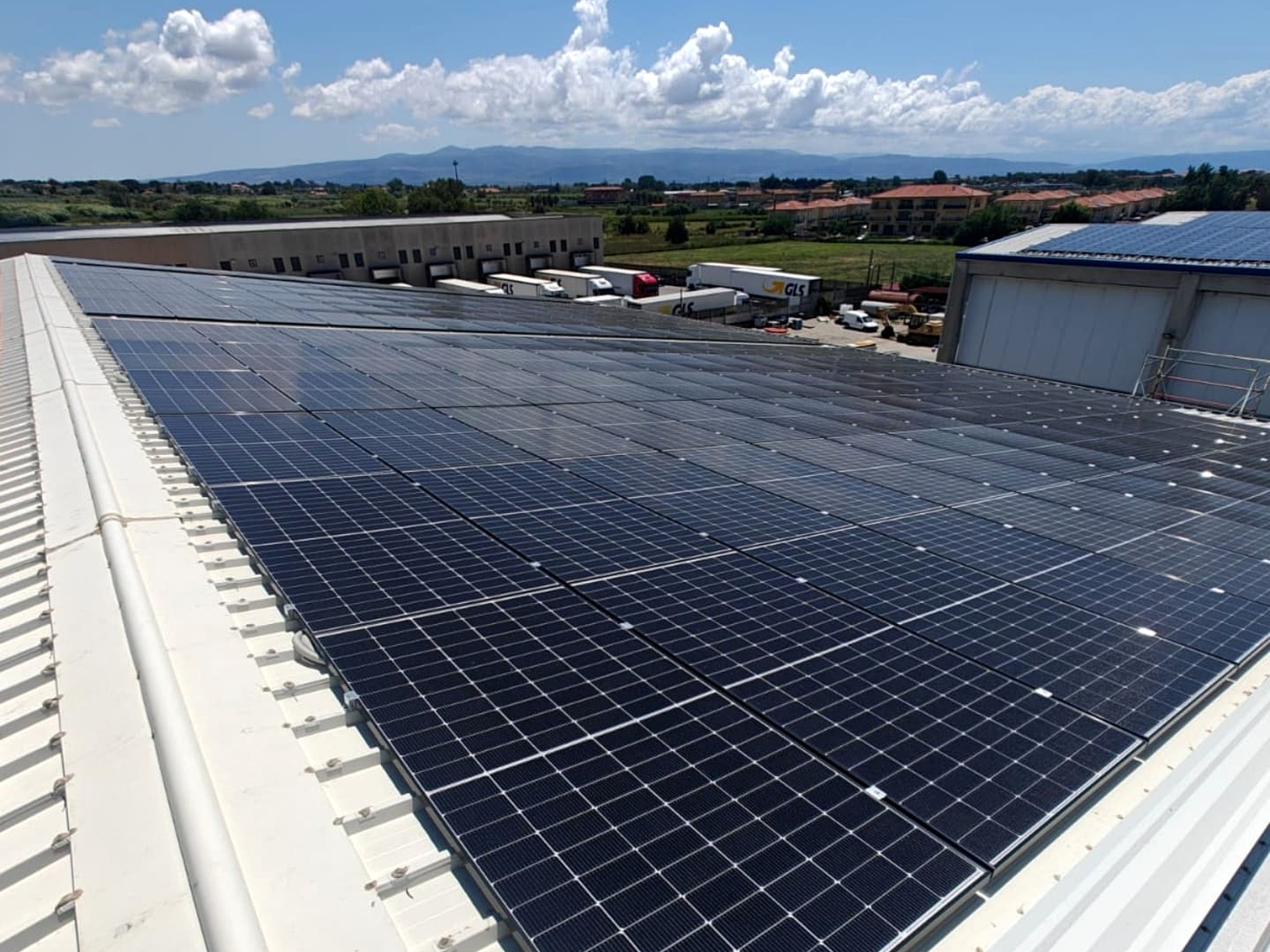 Impianto fotovoltaico industriale realizzato su copertura aziendale a Lamezia Terme